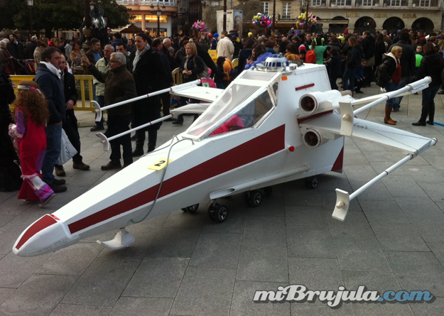 Un padre le construye a su hija pequeña un caza estelar T-65 Ala-X de Star Wars para carnaval