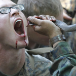 Soldados beben sangre de cobra durante un entrenamiento militar