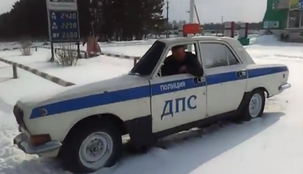 El coche de policía más estrecho del mundo