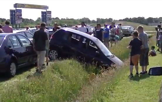 Cómo NO sacar el coche de una zanja