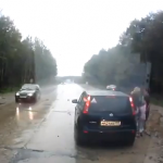 Por esto no se puede parar el coche en un carril para que tu hijo haga pis