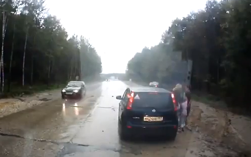 Por esto no se puede parar el coche en un carril para que tu hijo haga pis