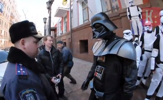 Darth Vader intenta asaltar la sede del Ministerio de Justicia de Ucrania