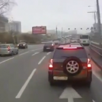 El Vengador: Un conductor de autobús ruso que se venga de los conductores maleducados embistiéndolos por detrás