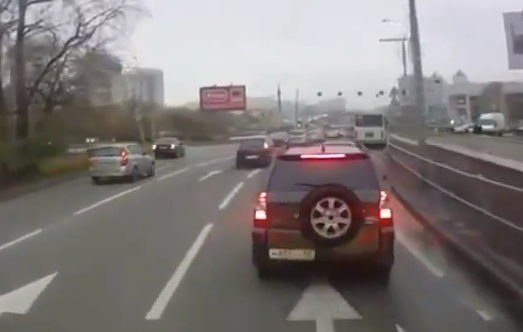 El Vengador: Un conductor de autobús ruso que se venga de los conductores maleducados embistiéndolos por detrás