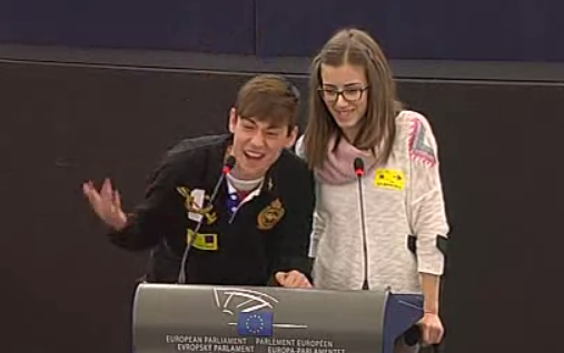 Estudiante español imita a Ylenia de Gandía Shore en el Parlamento Europeo