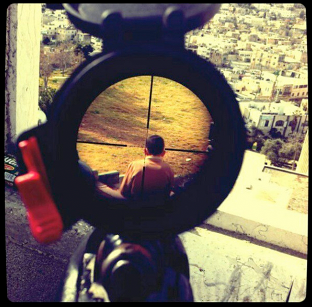 Un soldado israelí publica una foto en Instagram de un niño en la mira de su rifle de asalto