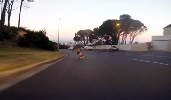 Haciendo saltar el radar en longboard