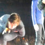 Le tiran un zapato a los huevos a Harry Styles, cantante de One Direction