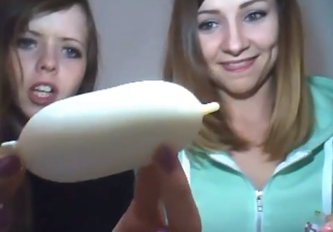 Un helado en forma de condón que cuando lo abres sale la ''leche'' disparada