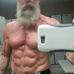El hombre de 60 años que tiene más pectorales y abdominales que Hulk