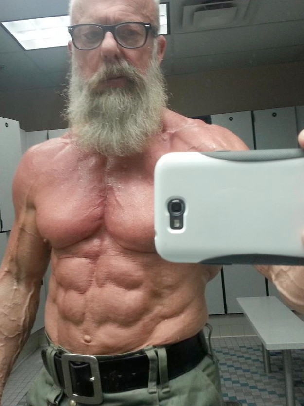 El hombre de 60 años que tiene más pectorales y abdominales que Hulk