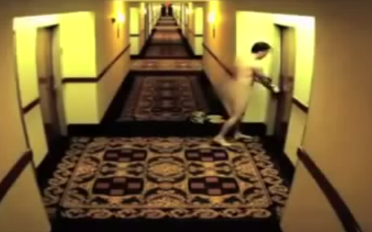 Un hombre se queda desnudo fuera de la habitación de su hotel
