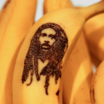 Honey tatuje plátano Bob Marley