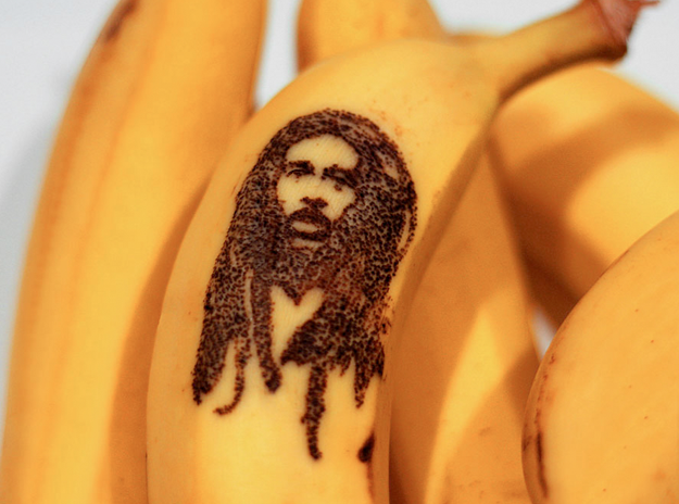 Honey tatuje plátano Bob Marley
