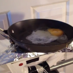 Cómo hacer un huevo frito con una plancha de la ropa