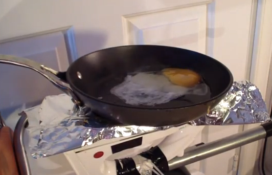 Cómo hacer un huevo frito con una plancha de la ropa