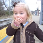 Una niña de tres años flipa al ver llegar el tren a la estación