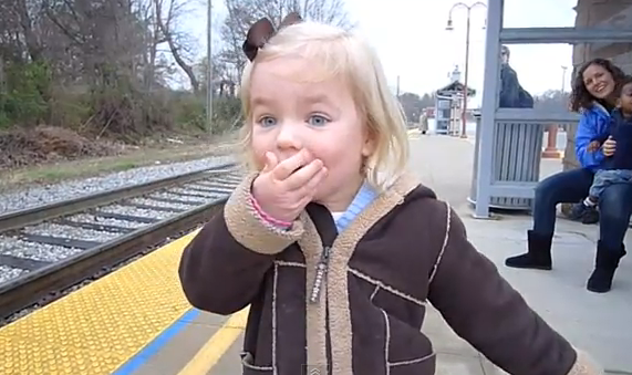 Una niña de tres años flipa al ver llegar el tren a la estación