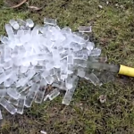 Hielo en cilindros con una manguera expuesta al frío