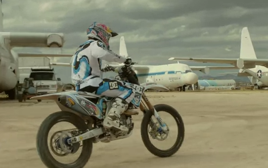 Robbie Maddison, Motocross freestyle en un cementerio de aviones