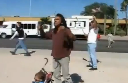 Un nativo americano se enfrenta a una manifestación en contra de la inmigración ilegal