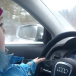 Una niña de 8 años conduce el Audi familiar a 100 km/h y sus padres lo graban