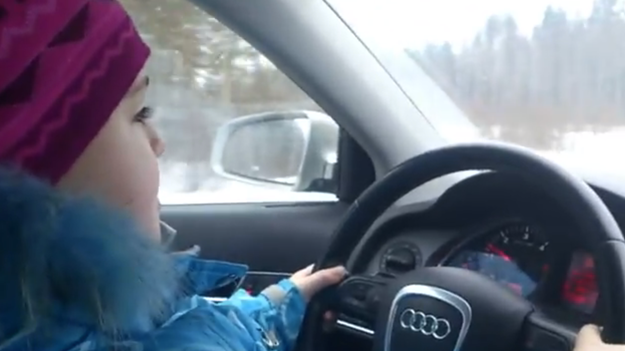 Una niña de 8 años conduce el Audi familiar a 100 km/h y sus padres lo graban