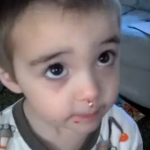 Un niño de 3 años intenta hacer creer a su madre que no ha comido Sprinkles