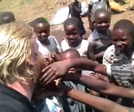 Unos niños negros ven a un hombre blanco por primera vez