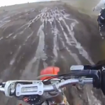 Un piloto de motocross choca contra un tractor