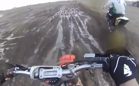 Un piloto de motocross choca contra un tractor