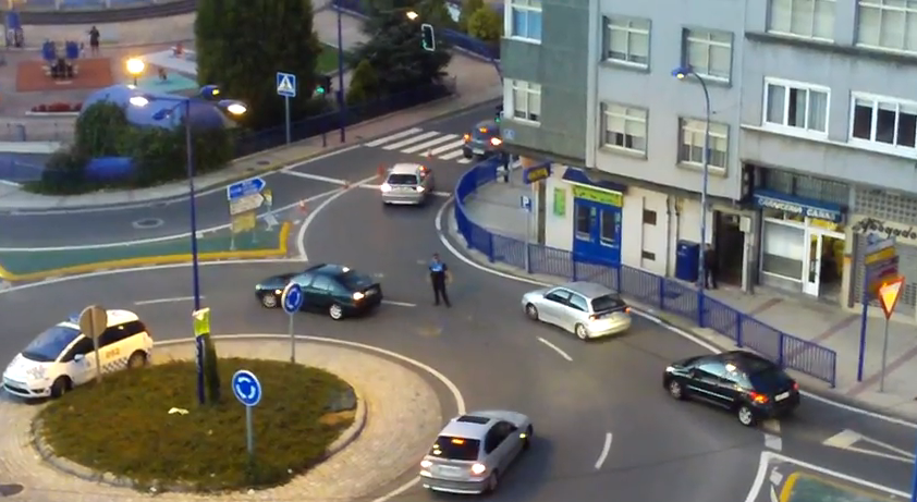 Un policía enseña a los conductores a circular por las rotondas