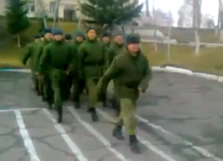 Soldados de la armada rusa desfilan cantando la canción de Bob Esponja