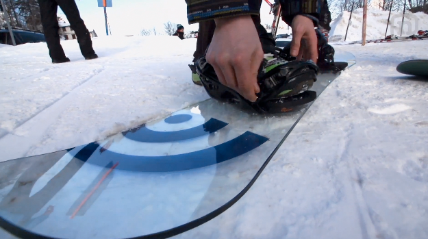 La primera tabla de snowboard construída de frágil cristal italiano