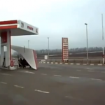 Un ultraligero repostando en una gasolinera rusa para luego retomar su vuelo