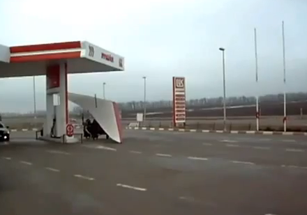 Un ultraligero repostando en una gasolinera rusa para luego retomar su vuelo