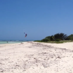 El kitesurfer Youri Zoon salta sobre la isla Mbkué en Nueva Caledonia