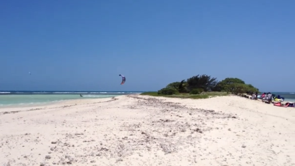 El kitesurfer Youri Zoon salta sobre la isla Mbkué en Nueva Caledonia