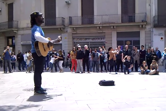 El gran Clarence Bekker Milton tocando en el centro de Barcelona