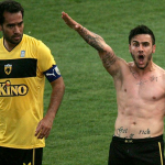 El futbolista Giorgos Katidis celebra un gol con el saludo nazi y asegura no saber que significa