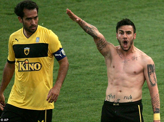 El futbolista Giorgos Katidis celebra un gol con el saludo nazi y asegura no saber que significa