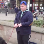 Maxwell Thorpe cantando ópera en el centro de Rotherham