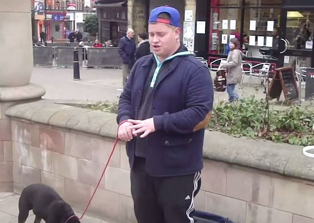 Maxwell Thorpe cantando ópera en el centro de Rotherham