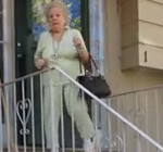 La abuela que no puede parar de bailar