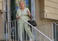 La abuela que no puede parar de bailar