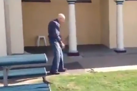 El abuelo que no le tiene miedo a las serpientes