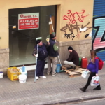 Albañiles recitando versos y sacando sonrisas a las mujeres