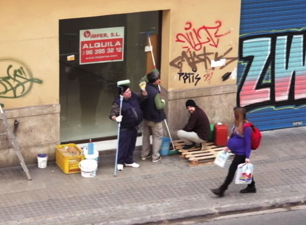 Albañiles recitando versos y sacando sonrisas a las mujeres