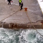 Atraque y desembarque de un ferry en un pequeño puerto con mal tiempo